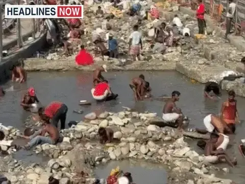 स्रोत द्वारा प्रकाशित तस्वीर: हरिद्वार में सूखी गंगा में चांदी-सोना ढूंढ रहे लोग:बोले- हर साल गंगा बंदी का इंतजार करते हैं, पानी नहीं मिलने से श्रद्धालु हो रहे निराश